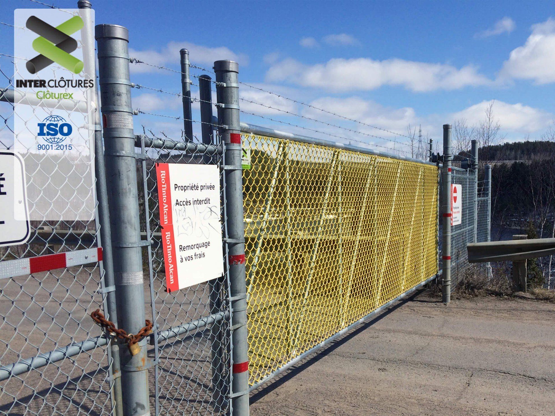 Une clôture grillagée avec un panneau indiquant ISO dessus
