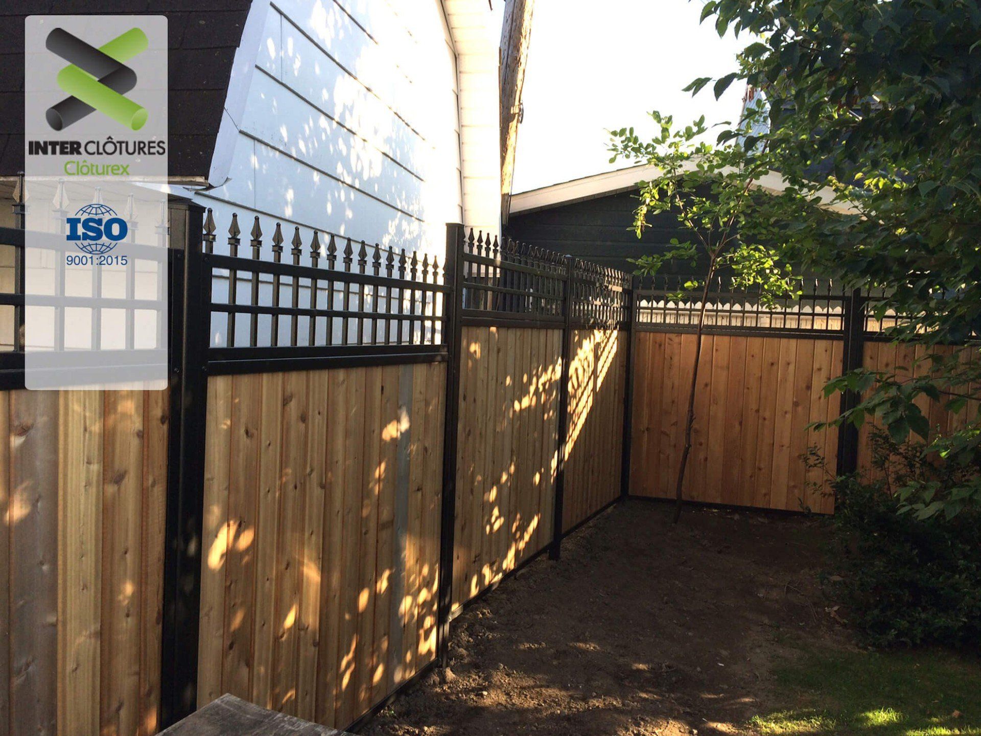 Une clôture en bois avec une clôture en métal autour