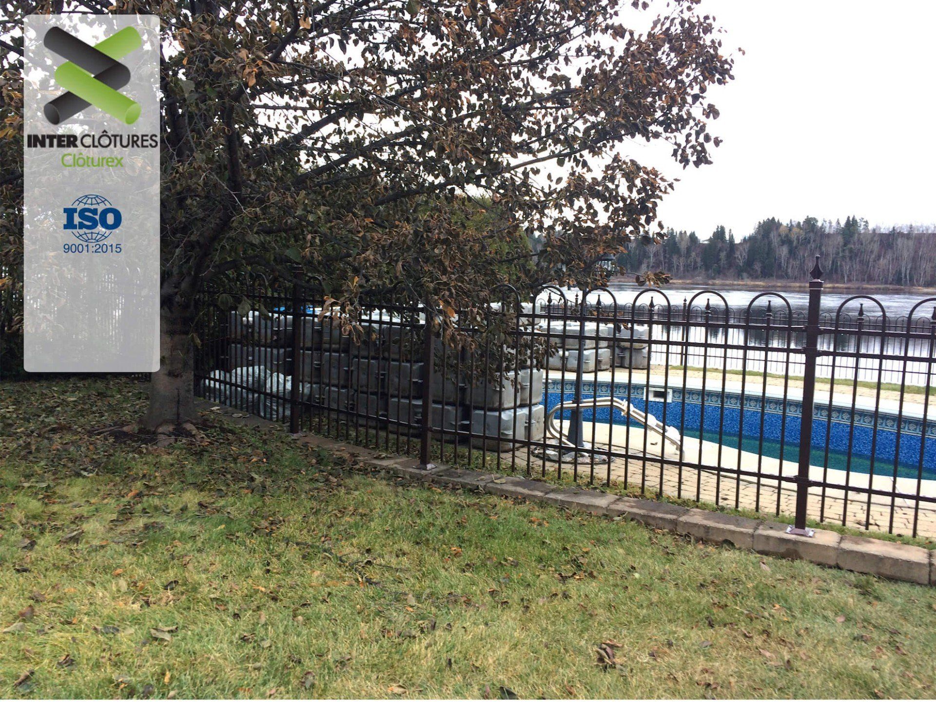 Une clôture avec un panneau indiquant ISO dessus