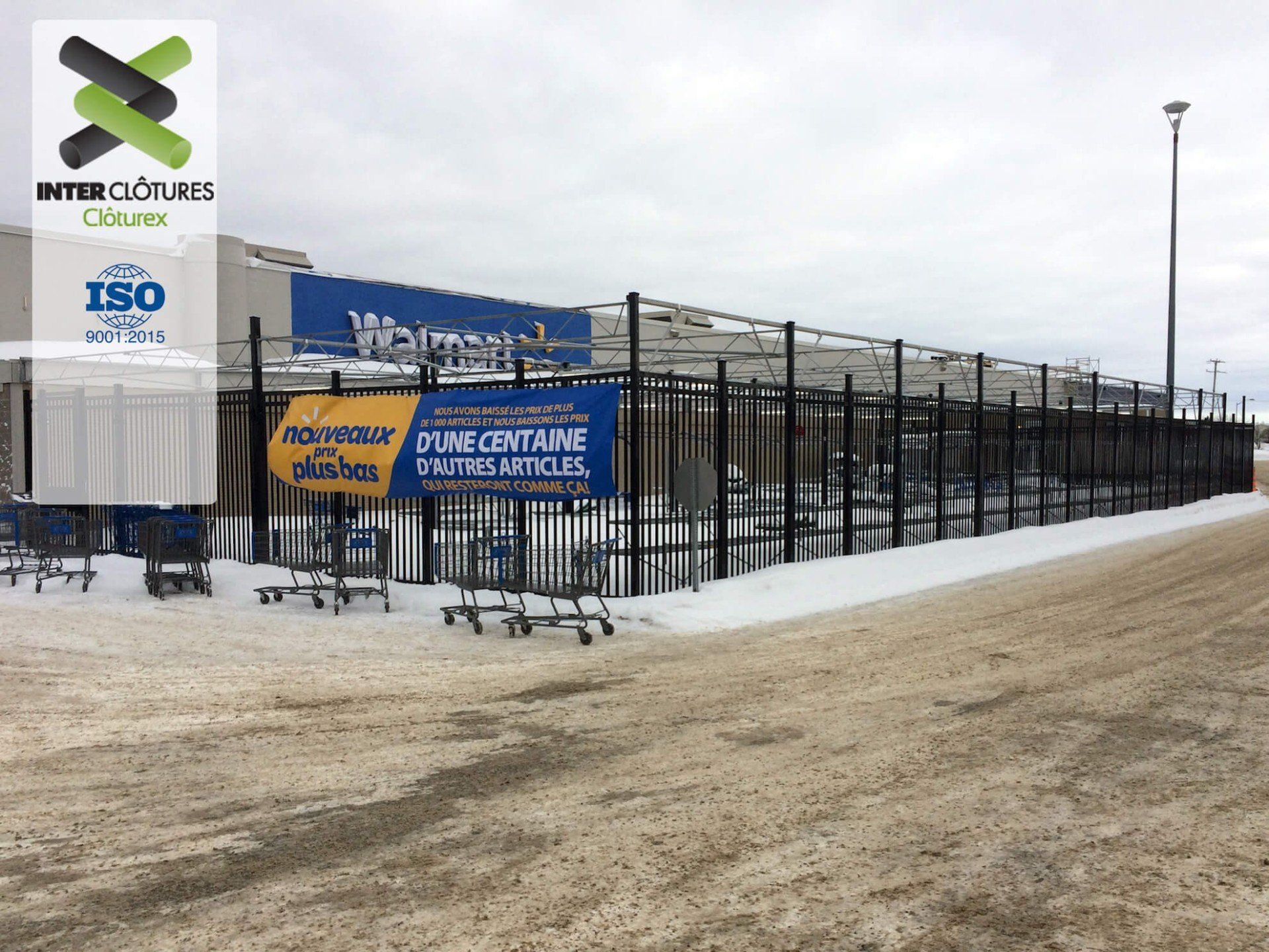 Un magasin Walmart avec une clôture autour