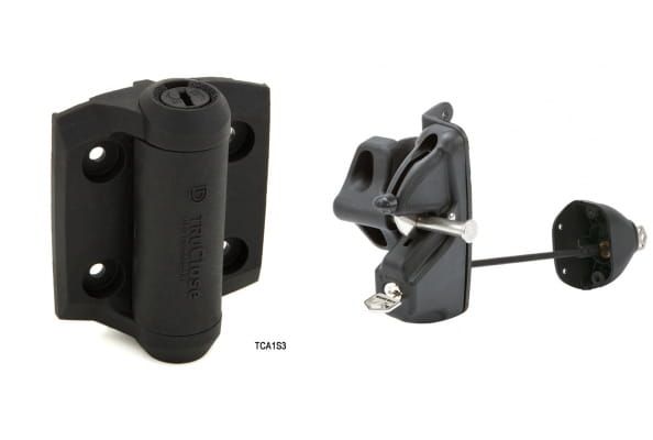 Un loquet de porte noir et un loquet de portail noir sur fond blanc