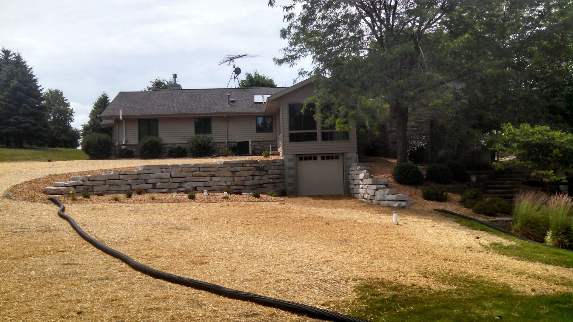 retaining wall contractor near hartford wi