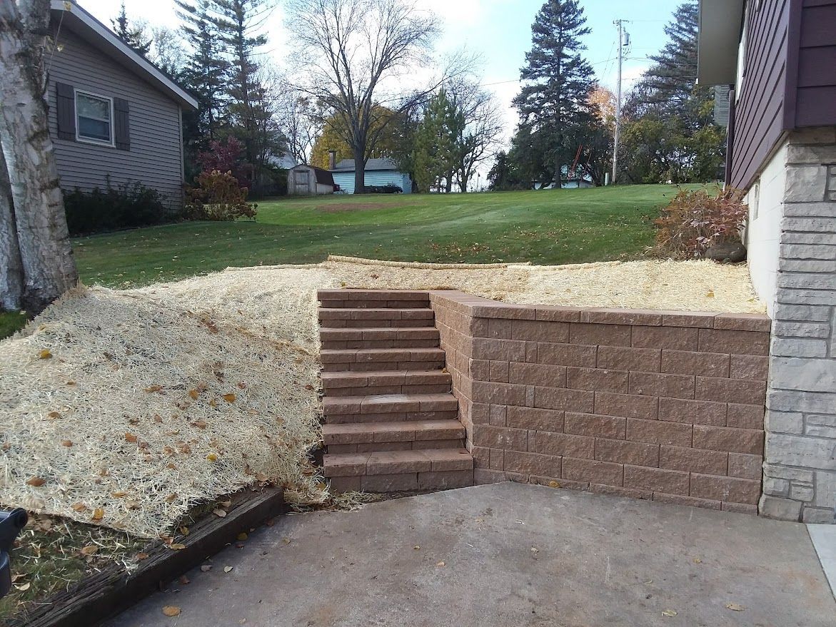 retaining wall contractor near lomira wi