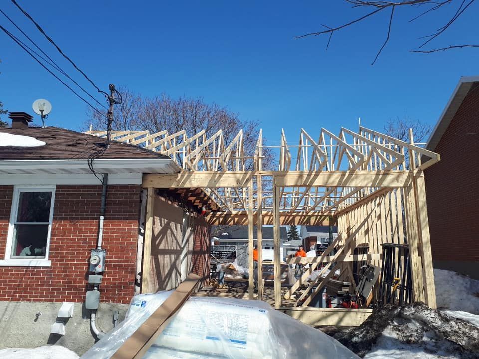Une maison en brique avec une structure en bois en construction