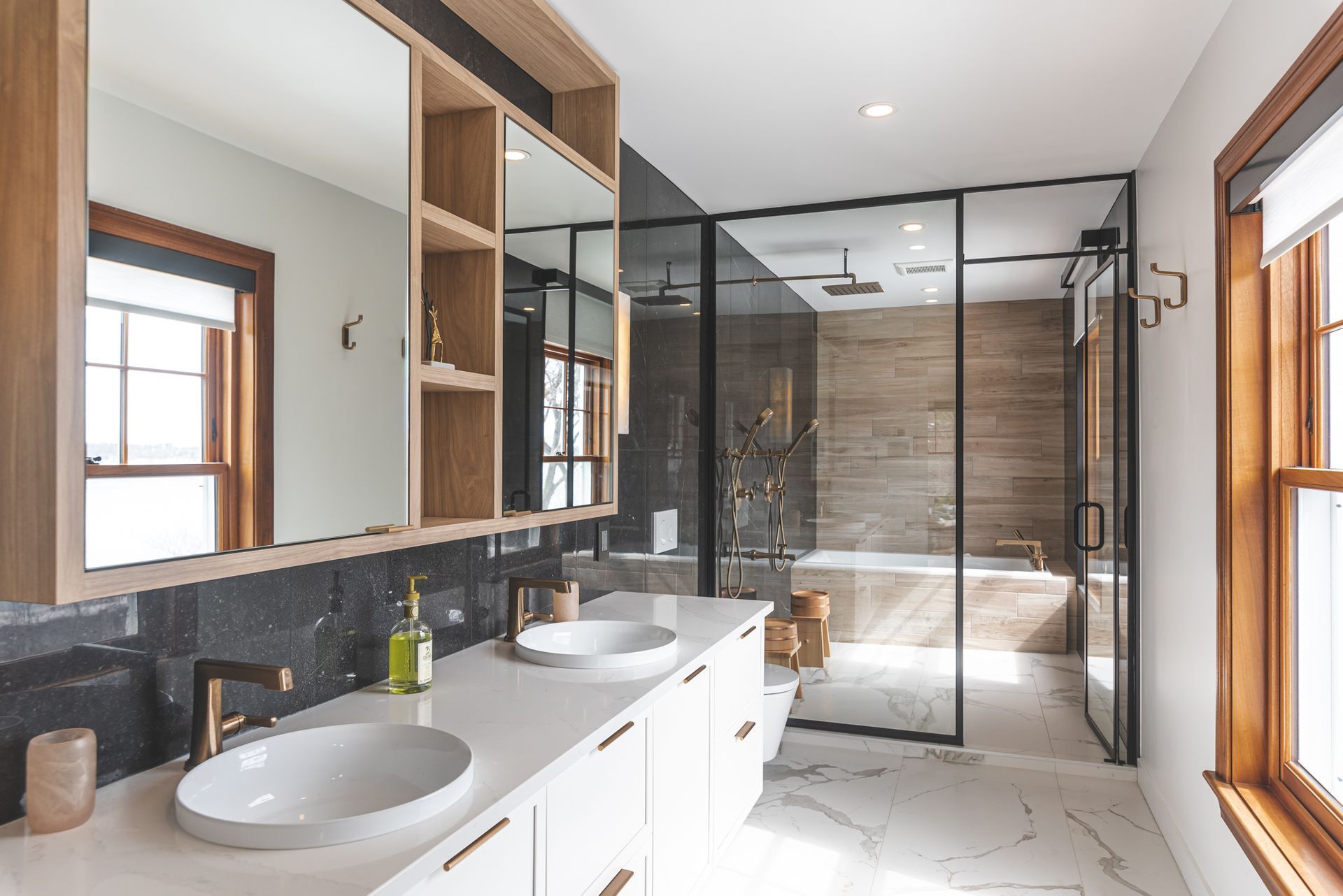 Une salle d'eau avec deux vasques et une douche à l'italienne.