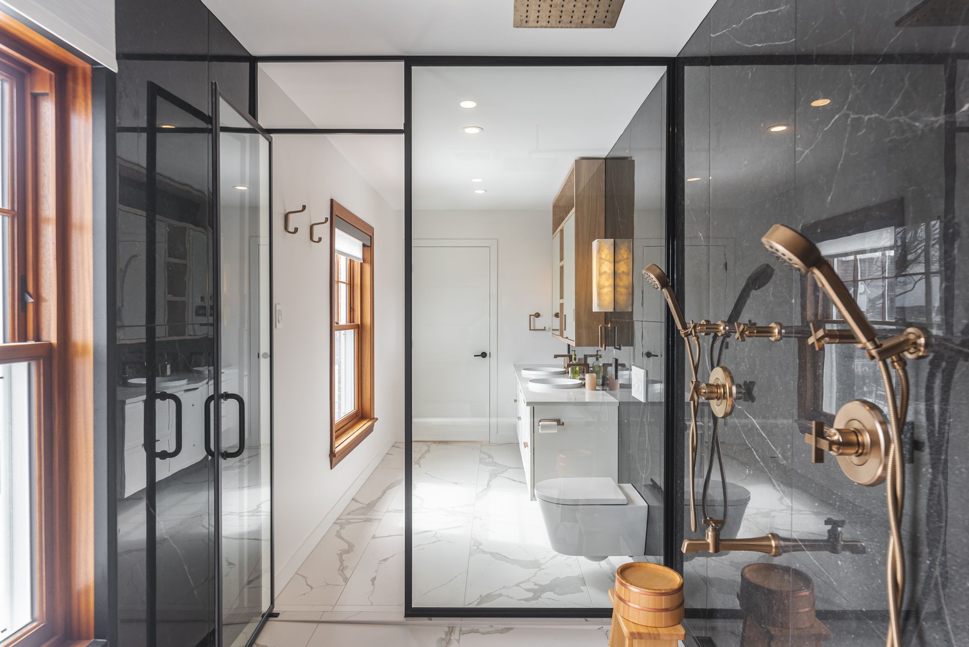 Une salle d'eau avec douche à l'italienne, lavabo, toilettes et miroir.