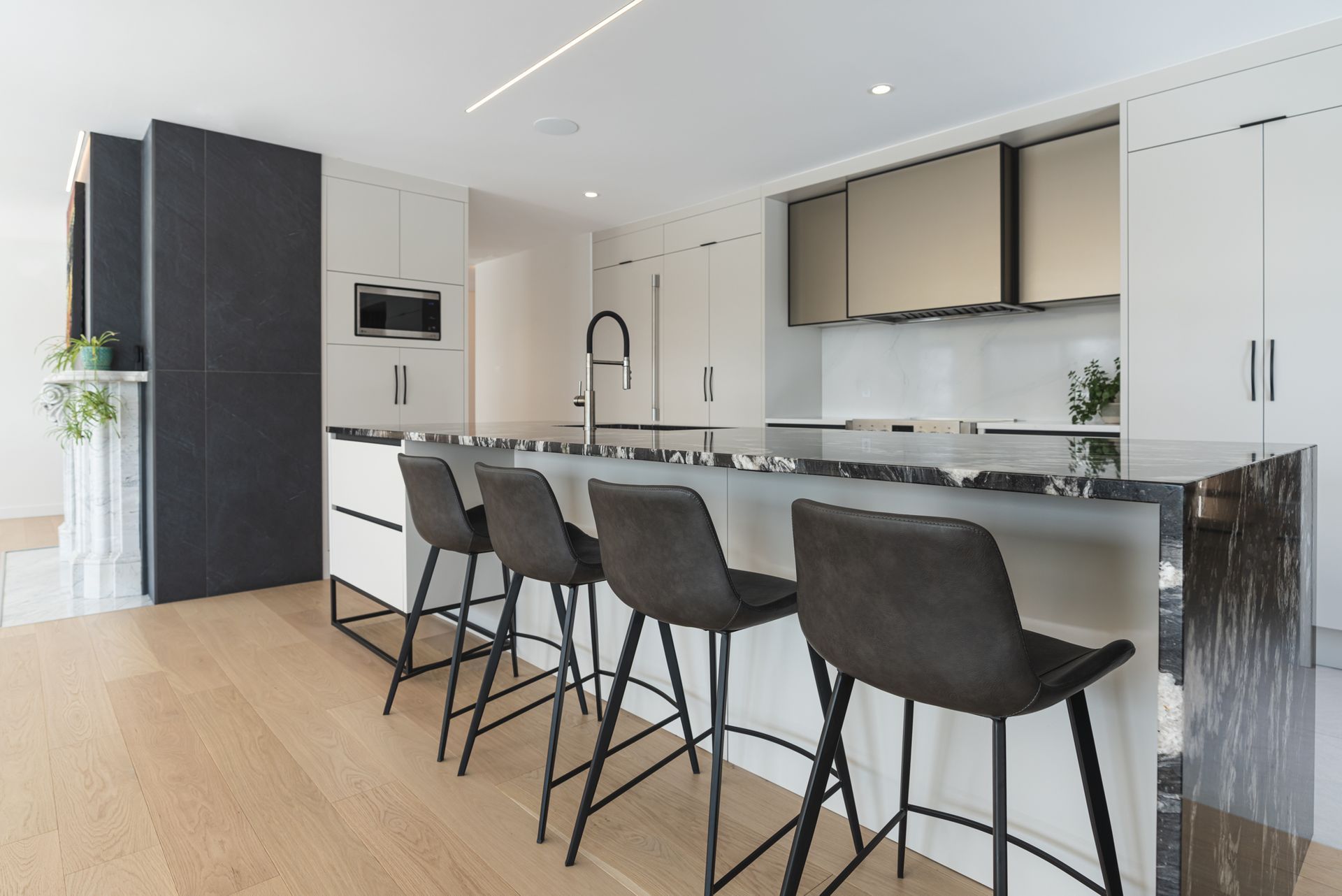 Une cuisine avec un bar et des tabourets