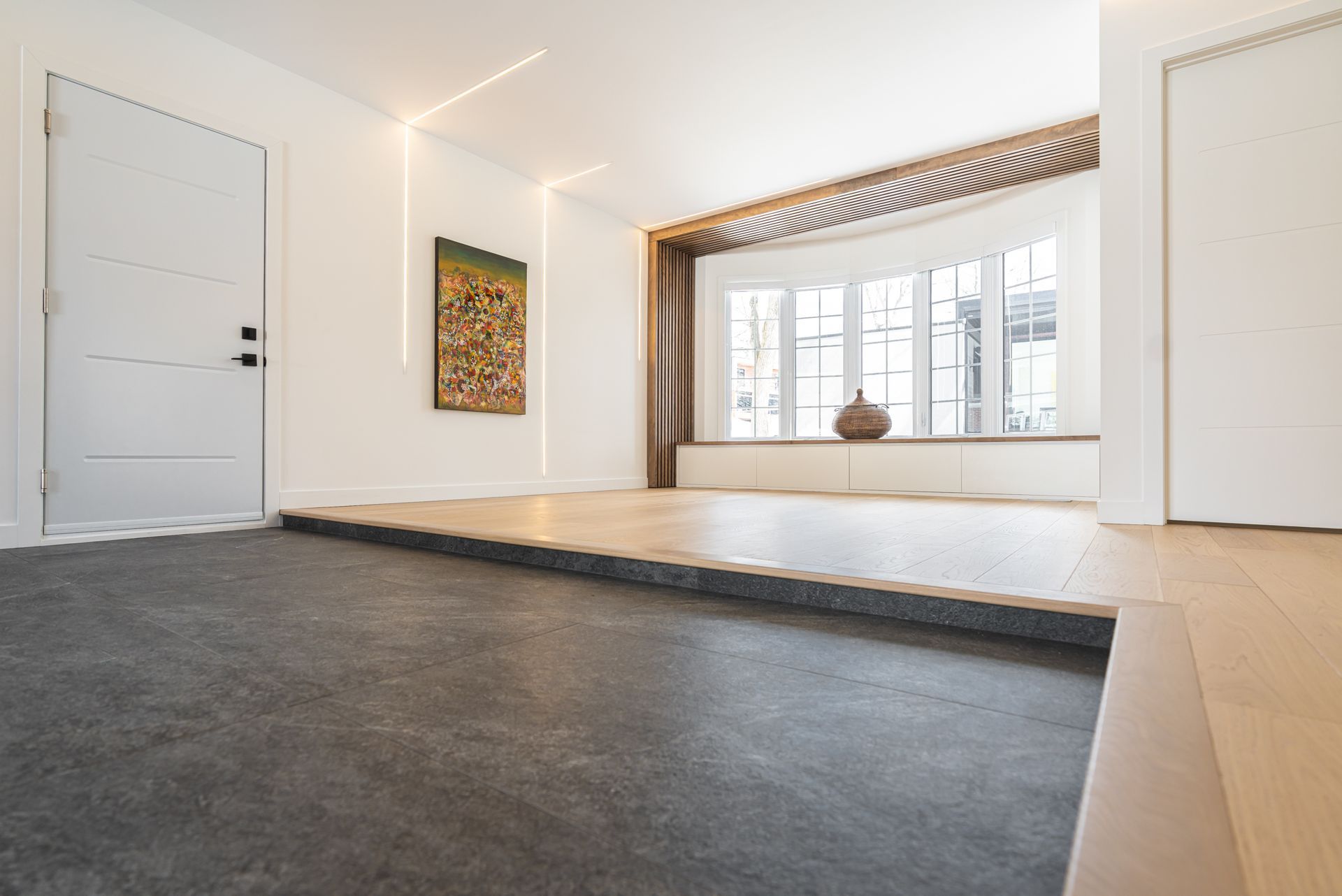 Il y a une grande fenêtre au milieu de la pièce.