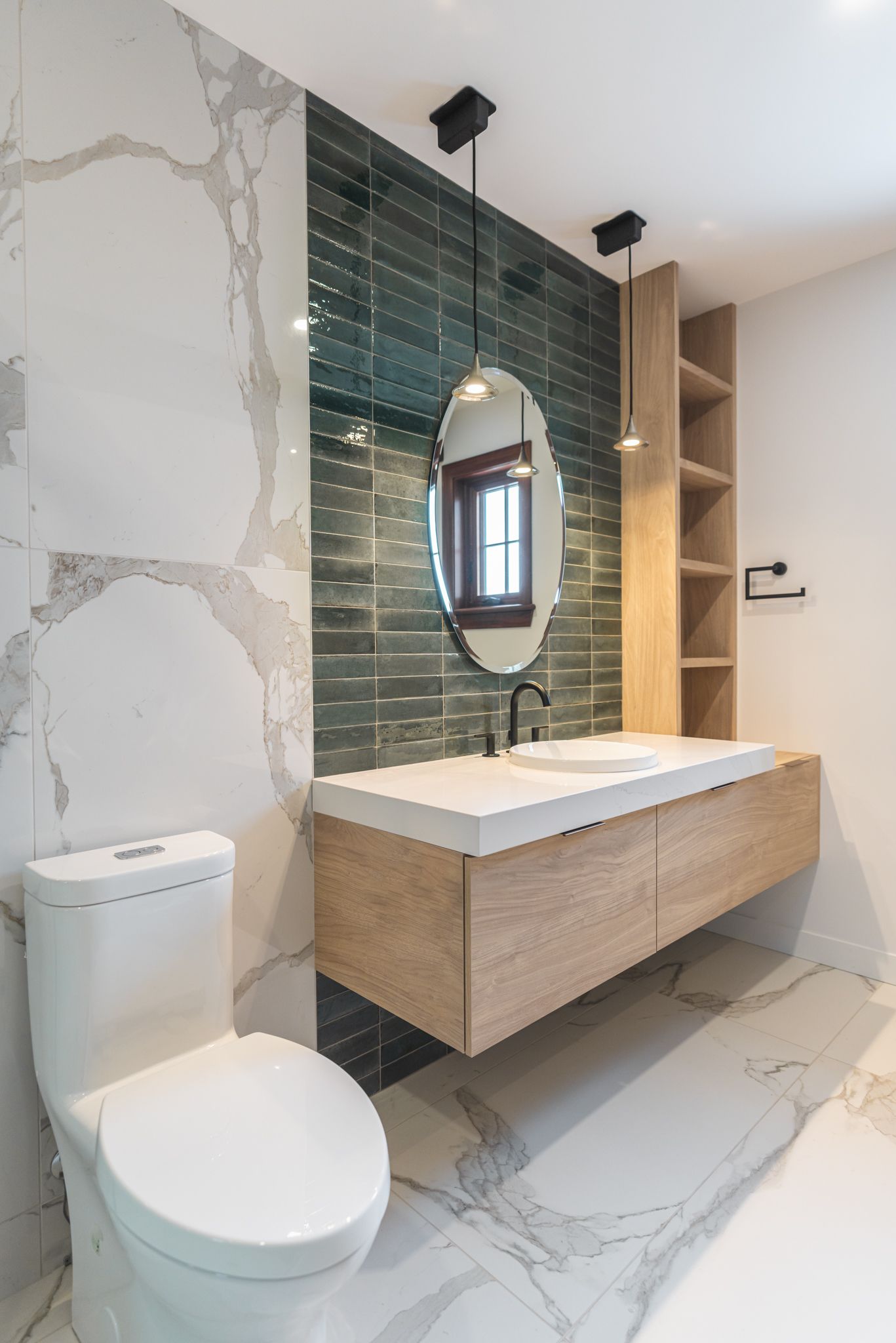 Une salle de bain avec WC , lavabo et miroir.