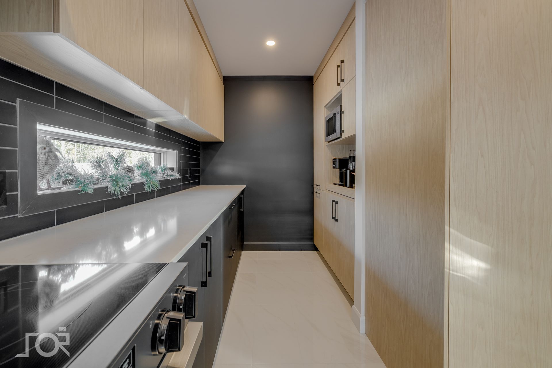 Une terrasse en bois avec des escaliers qui y mènent