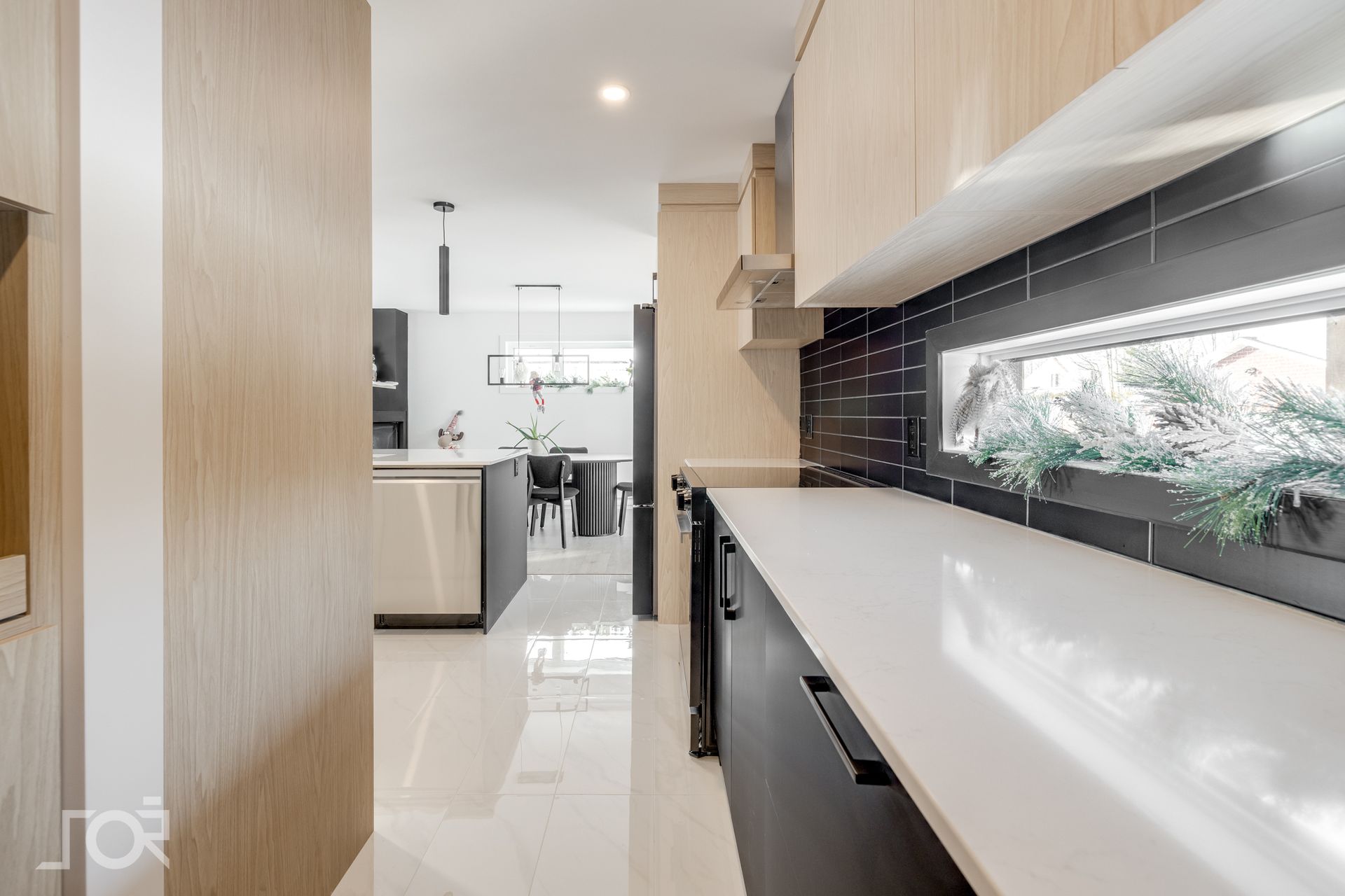 La cour arrière d'une maison avec un belvédère et un bain à remous.