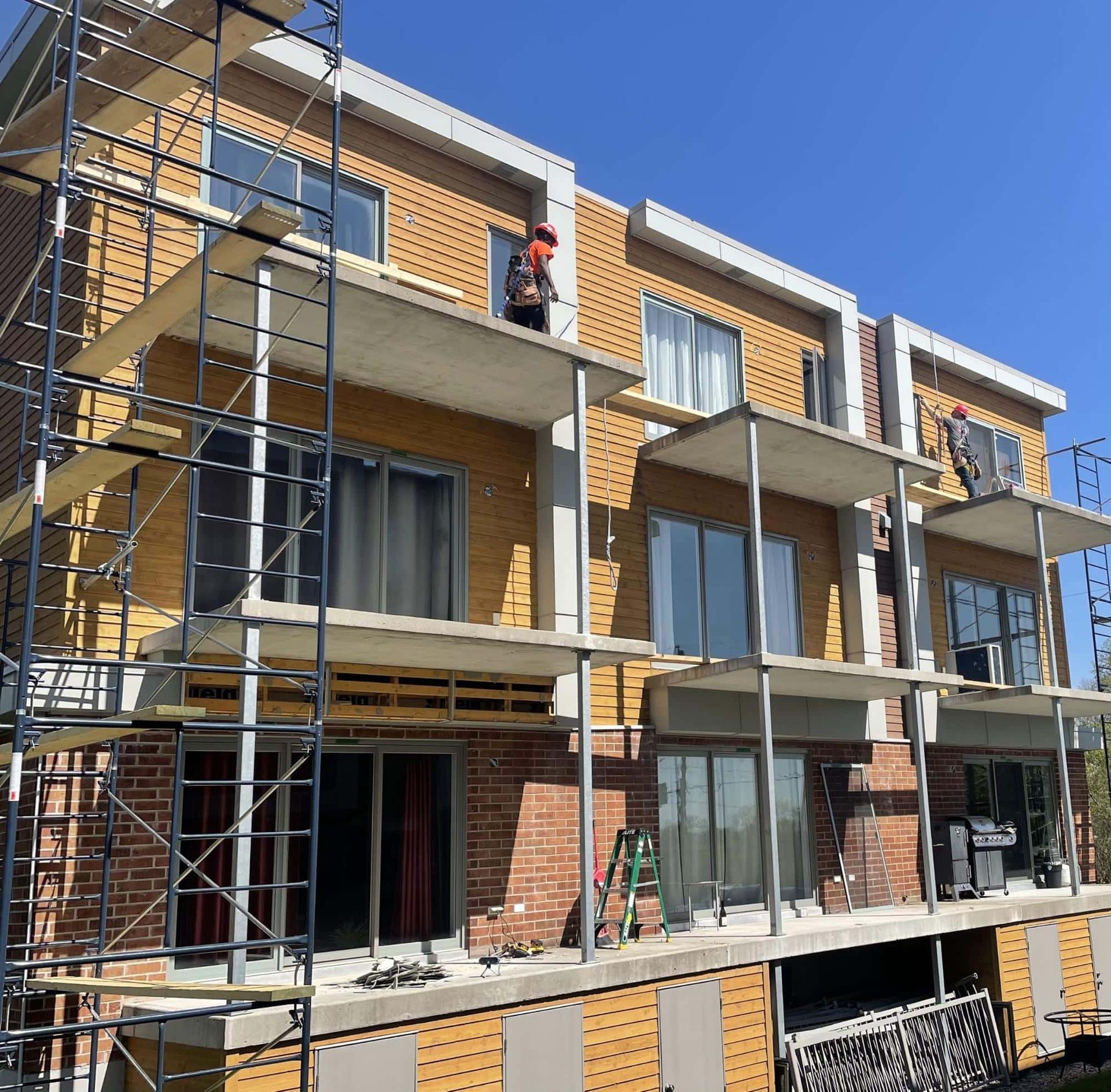 Un bâtiment en brique en construction avec des échafaudages autour