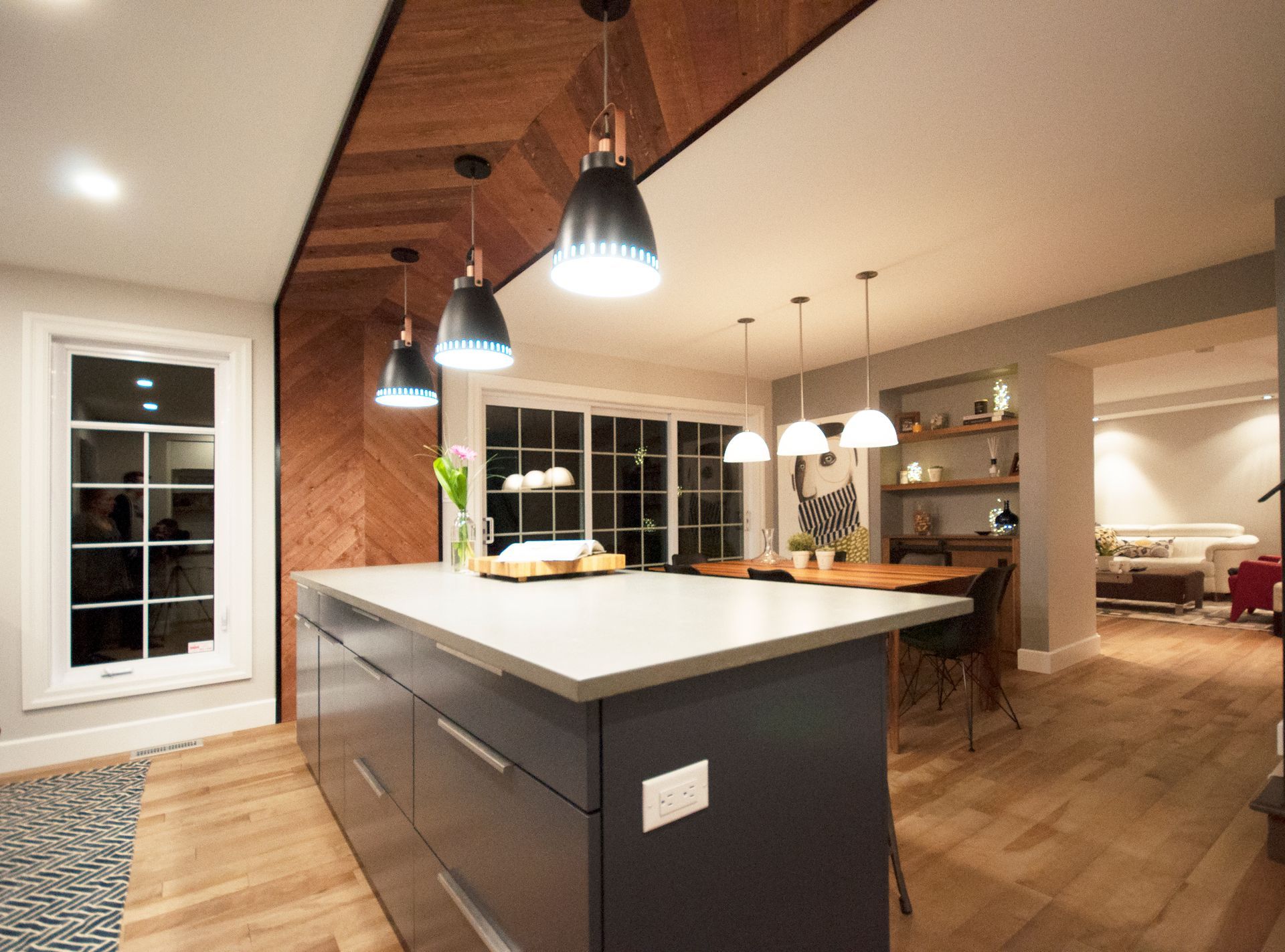 Une cuisine avec un grand îlot au milieu