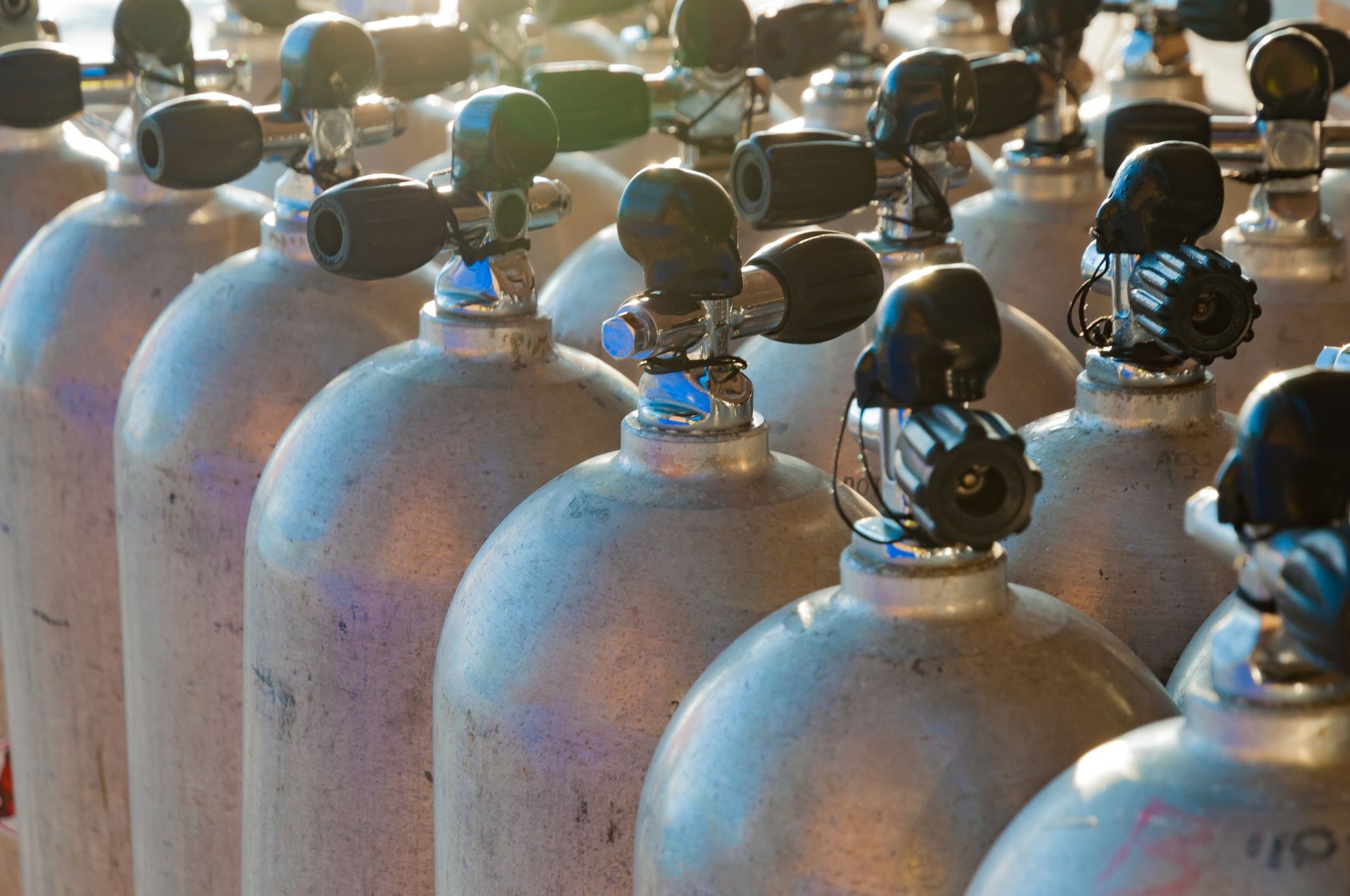 Advantages of Partnering with a Cylinder Gas Distribution Company: What to Look For