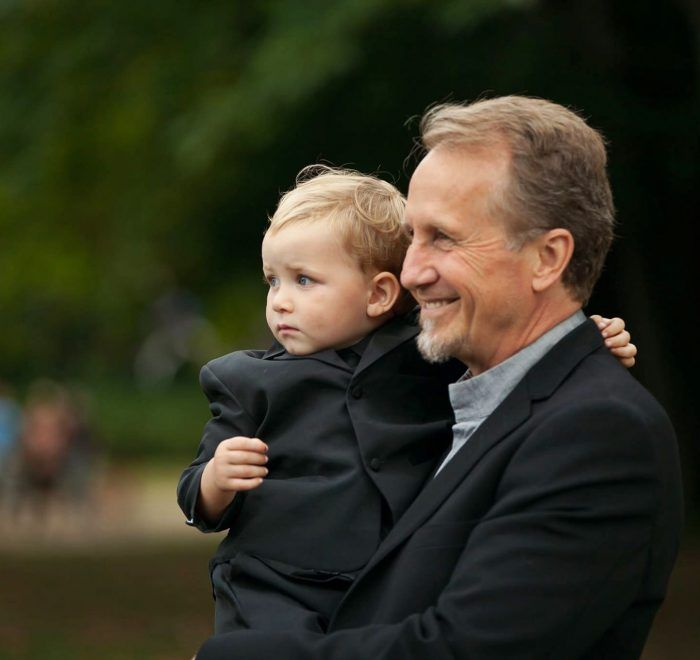 picture of Meror Krayenhoff, the inventor of SIREWALL, sitting in front of a building with turquoise sunglasses on