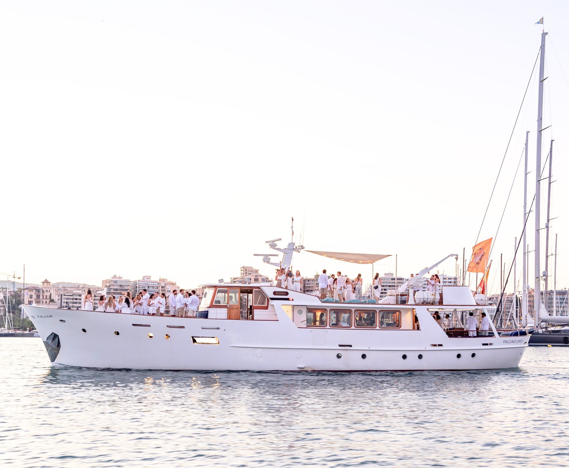 Image of the boat Falcao Uno with people on board for a celebration. Party and Wedding.
