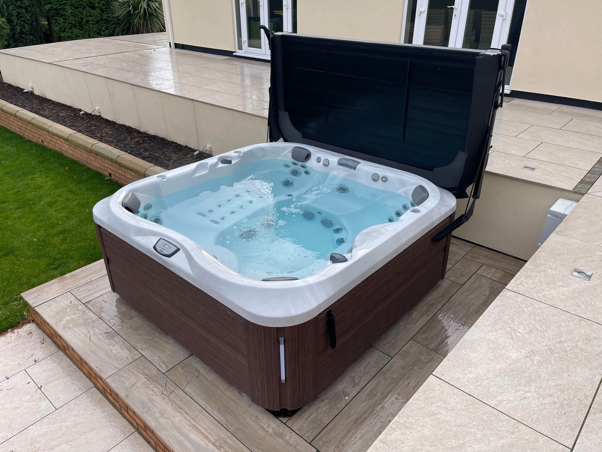 Jacuzzi J-375 Hot Tub
