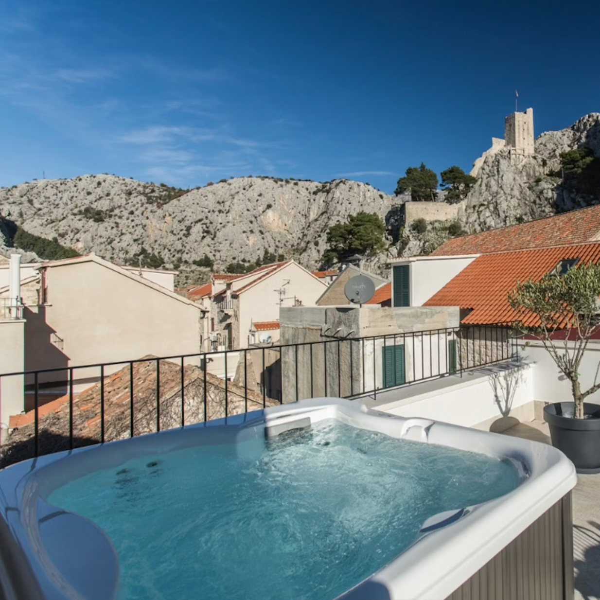 Jacuzzi Lodge S Hot Tub