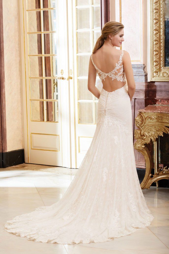 Eine Frau in einem Brautkleid steht in einem Flur.