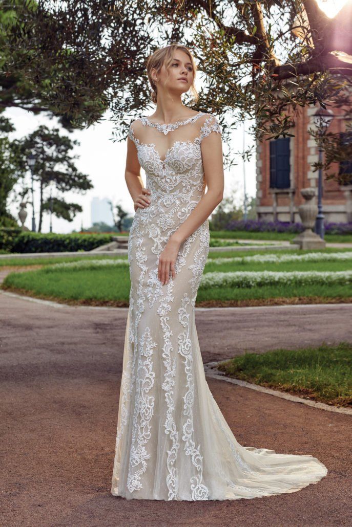 Eine Frau in einem Brautkleid steht in einem Park.