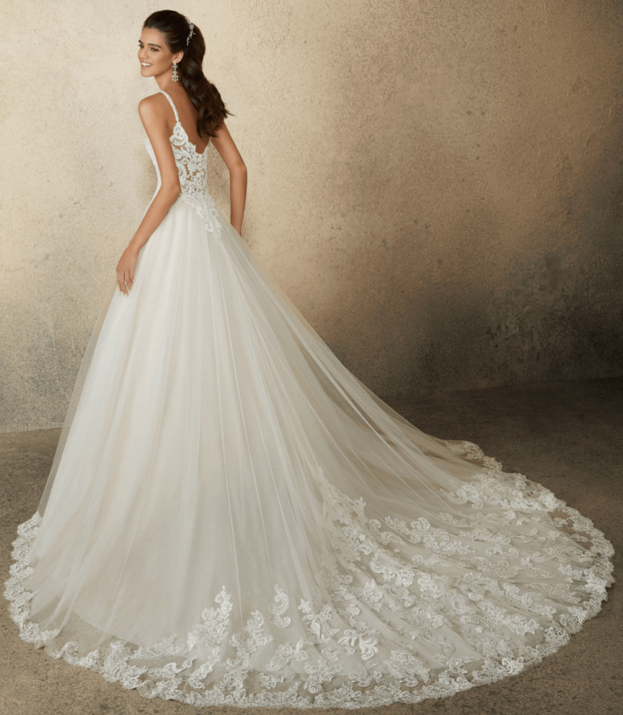 Eine Frau in einem weißen Brautkleid mit langer Schleppe