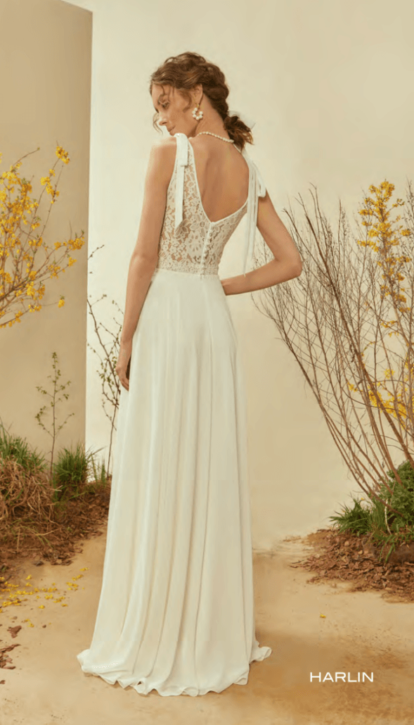 Der Rücken einer Frau in einem weißen Hochzeitskleid.