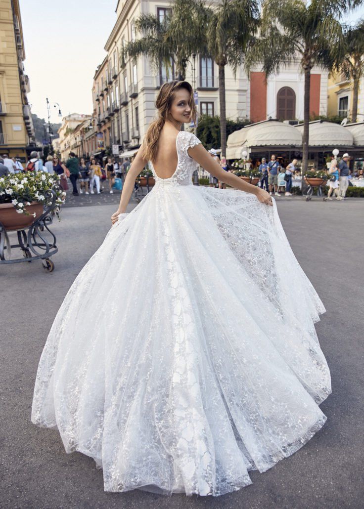 Zu sehen ist der Rücken einer Frau im Brautkleid.