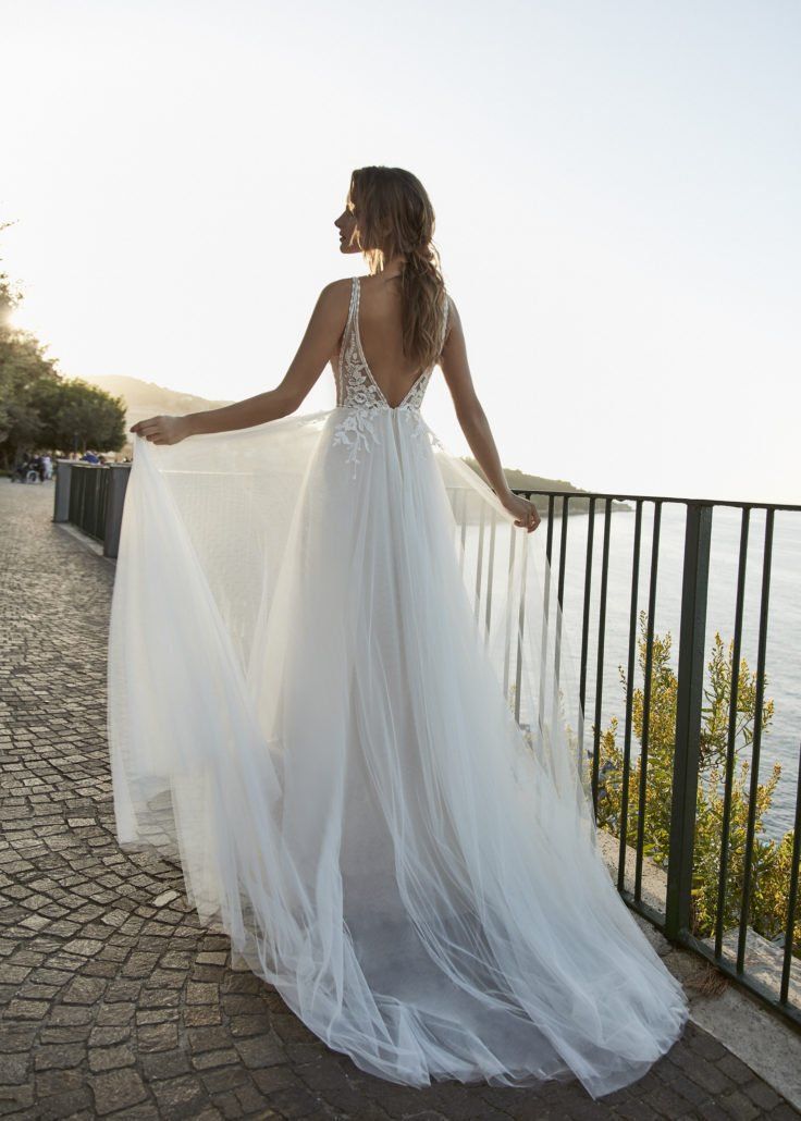 Zu sehen ist der Rücken einer Frau im Brautkleid.