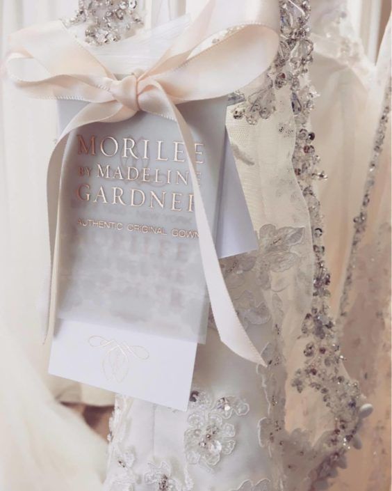 Ein Brautkleid mit einer weißen Schleife darum