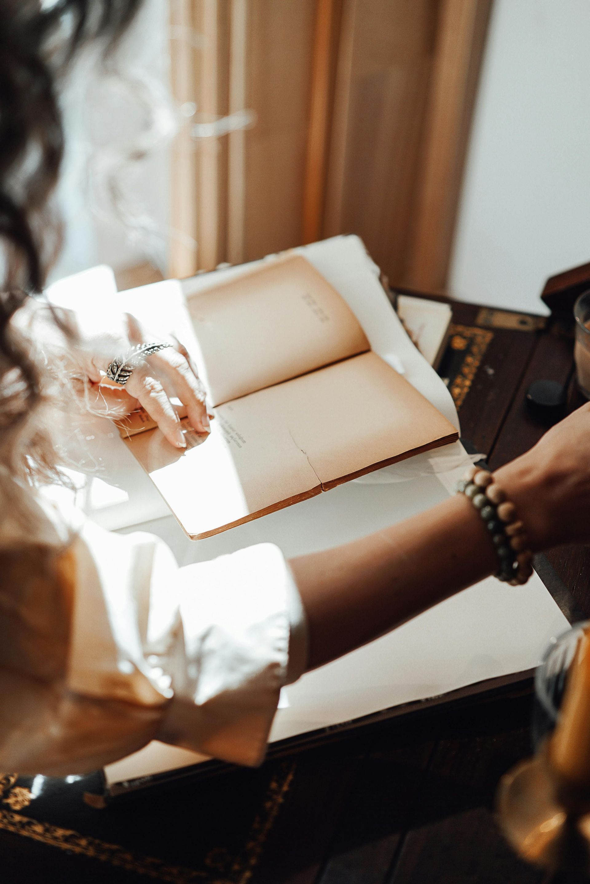 “Discover how gratitude and generosity can renew your mind, heal your body, and strengthen your spirit Woman journaling with gratitude and sunlight streaming in — symbolizing thankfulness, generosity, and holistic healing at Arukah Functional Wellness.