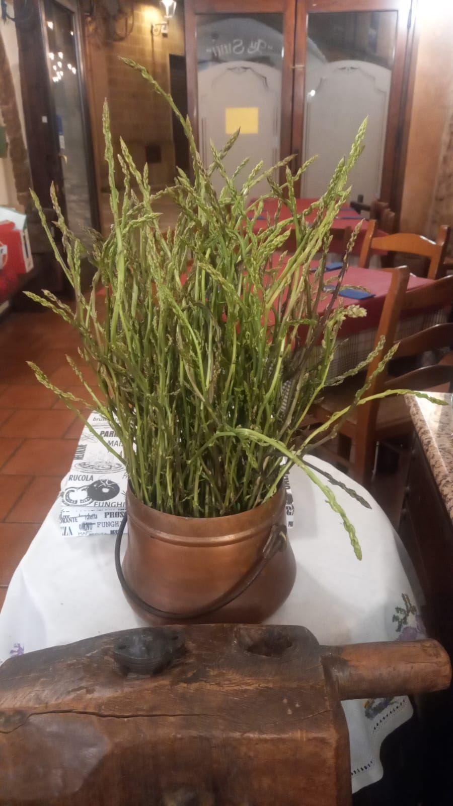 Una ciotola di funghi con una forchetta dentro