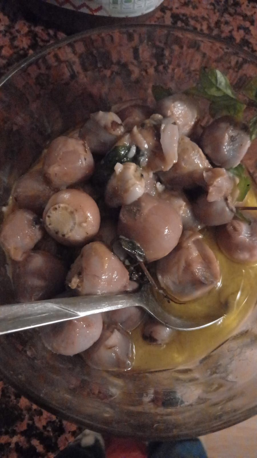 Una padella piena di pomodori e funghi su un fornello