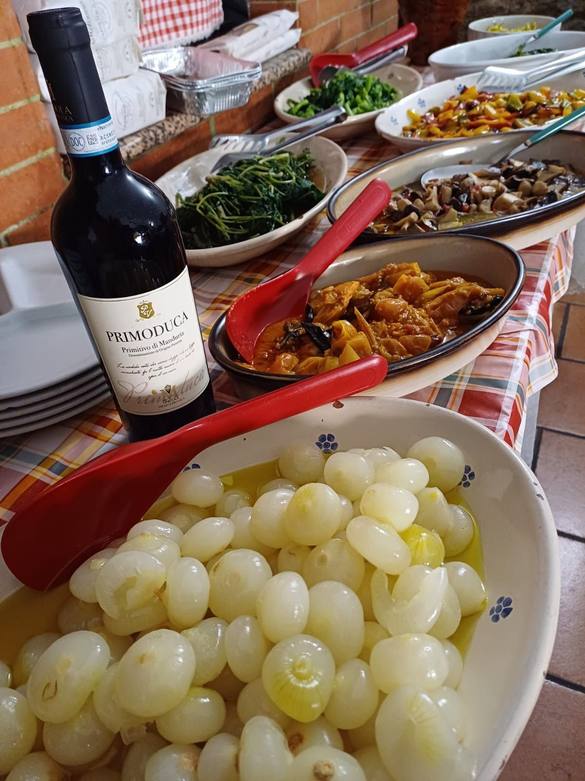 Un tavolo sormontato da piatti di cibo, tra cui formaggio e olive.