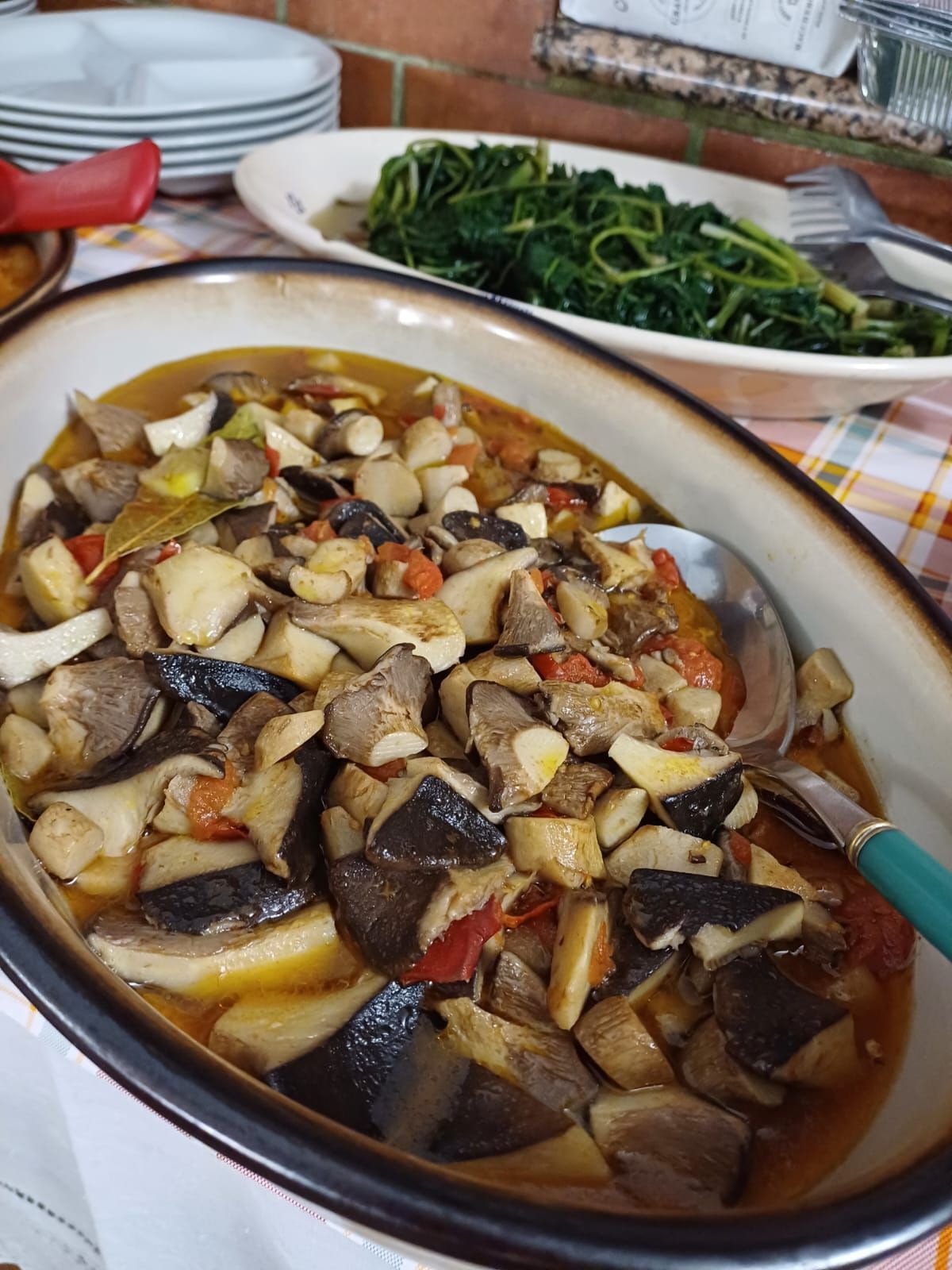 Una ciotola di cibo con un cucchiaio dentro su un tavolo.