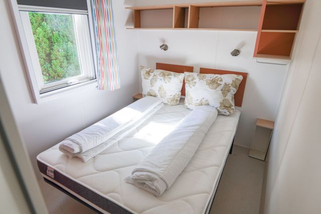 Schlafzimmer mit Doppelbett