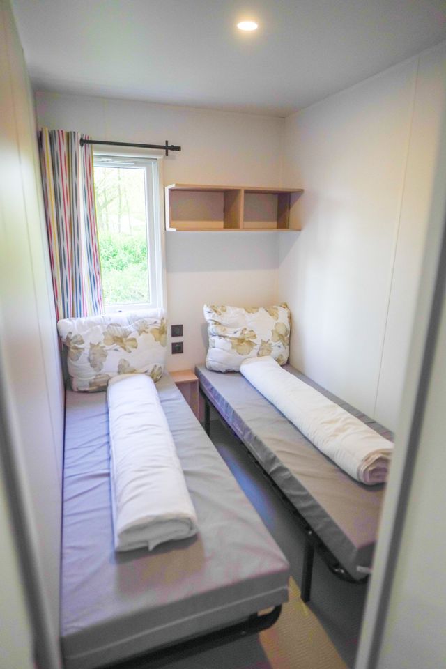 Schlafzimmer mit zwei Einzelbetten
