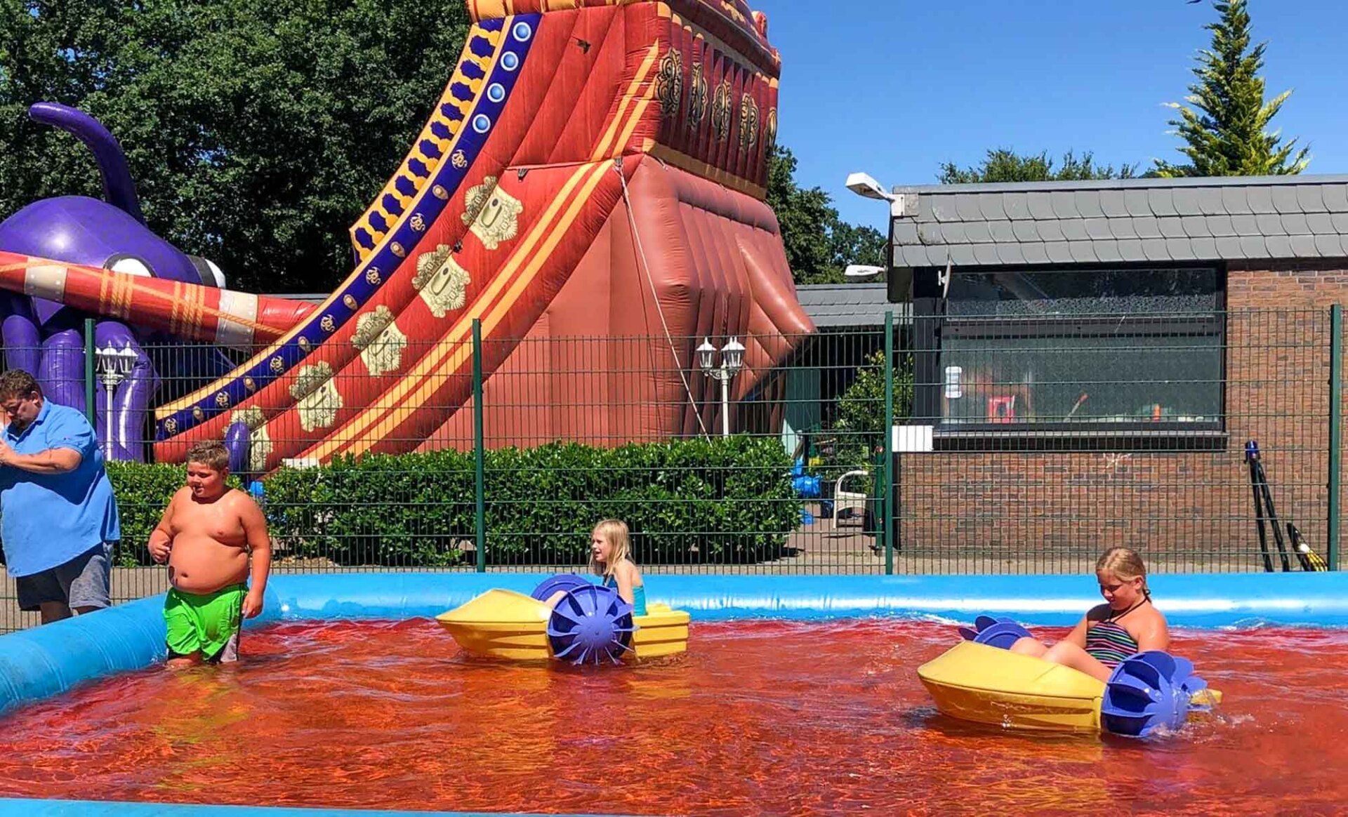 Kinder spielen in einem kleinen Pool in Spielzeugbooten