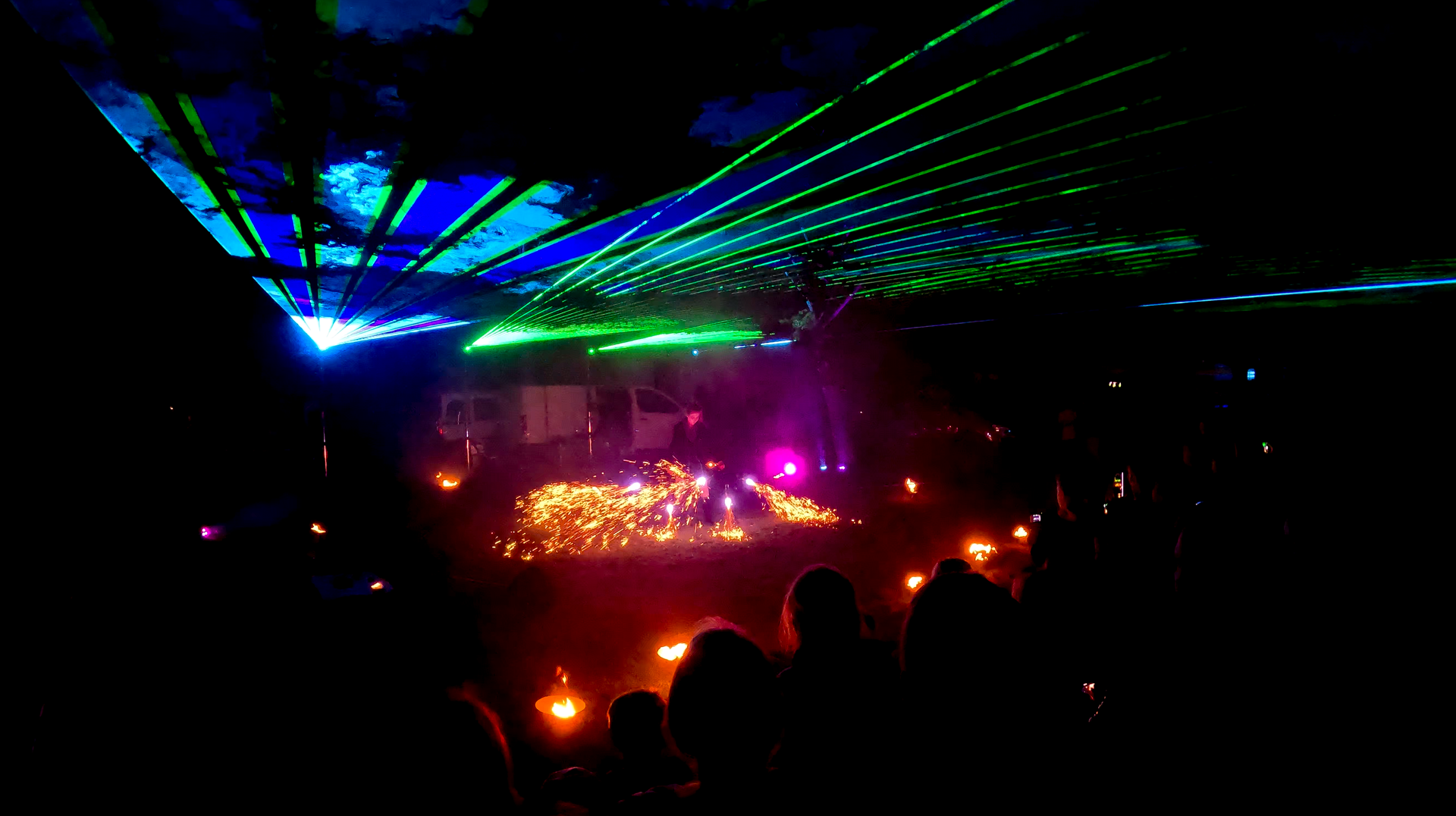 Laserlichter beleuchten Bühne und Publikum.