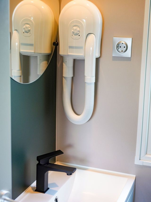 Haartrockner im Badezimmer