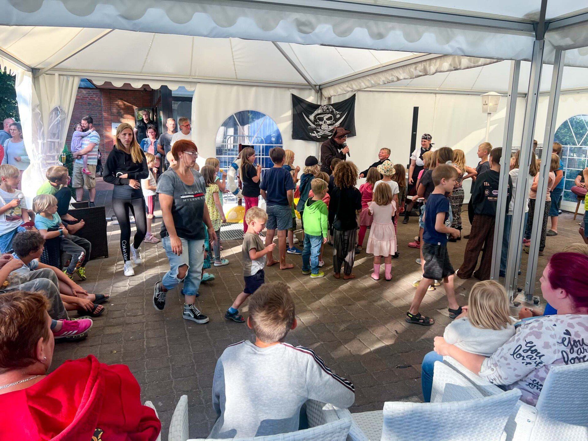 Kinder und Erwachsene bei einem Piraten-Event in einem Zelt
