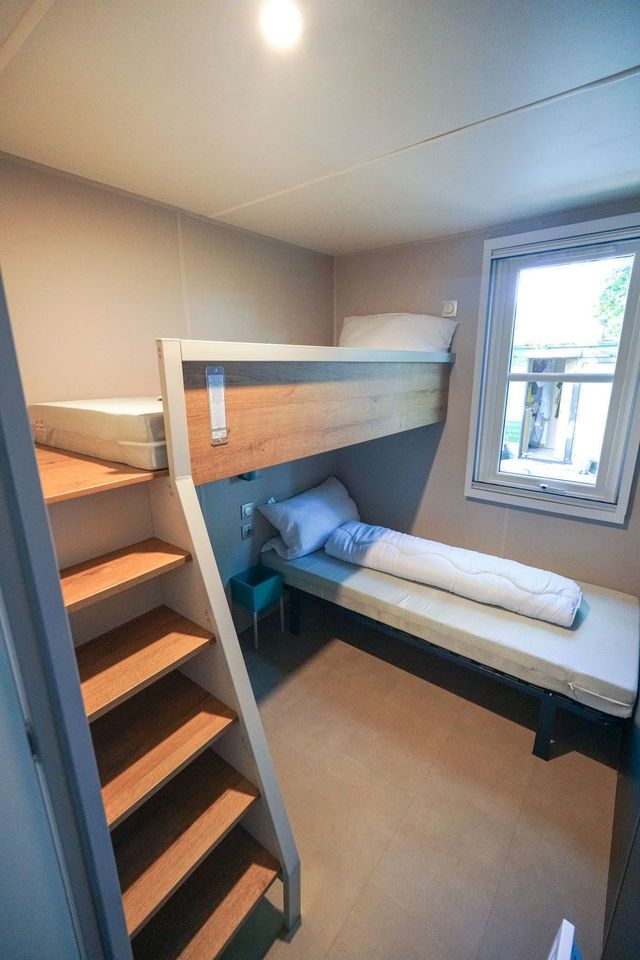 Aufnahme aus Schlafzimmer mit Etagenbett