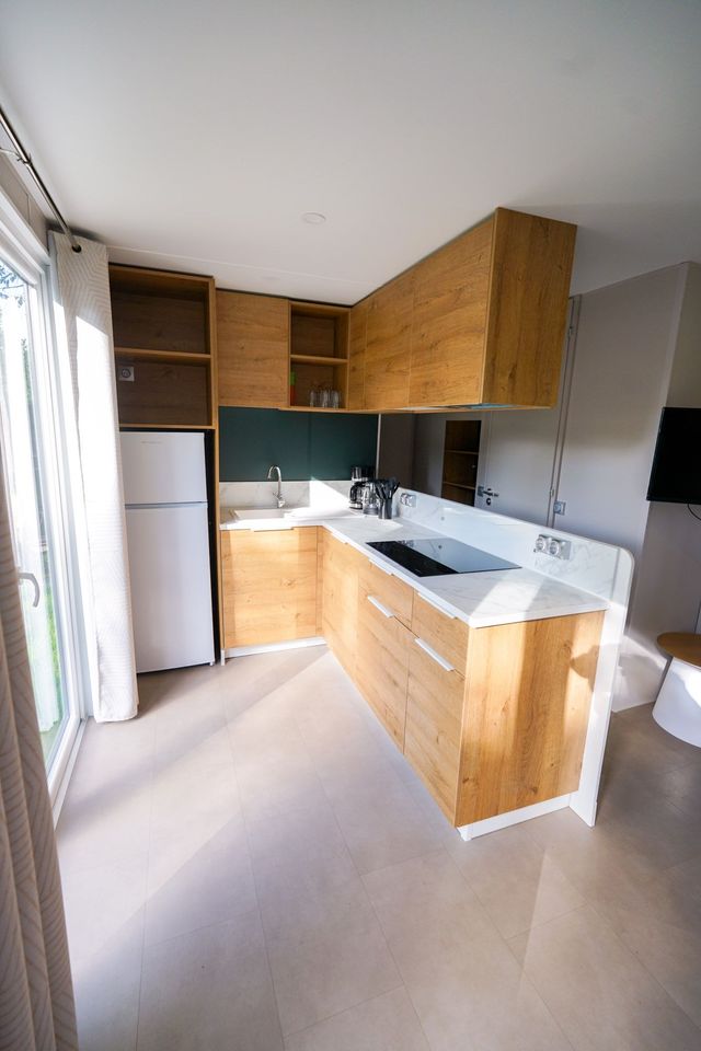 Helle Küche aus Holz und weißer Arbeitsfläche