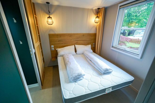 Doppelbett mit schöner Beleuchtung