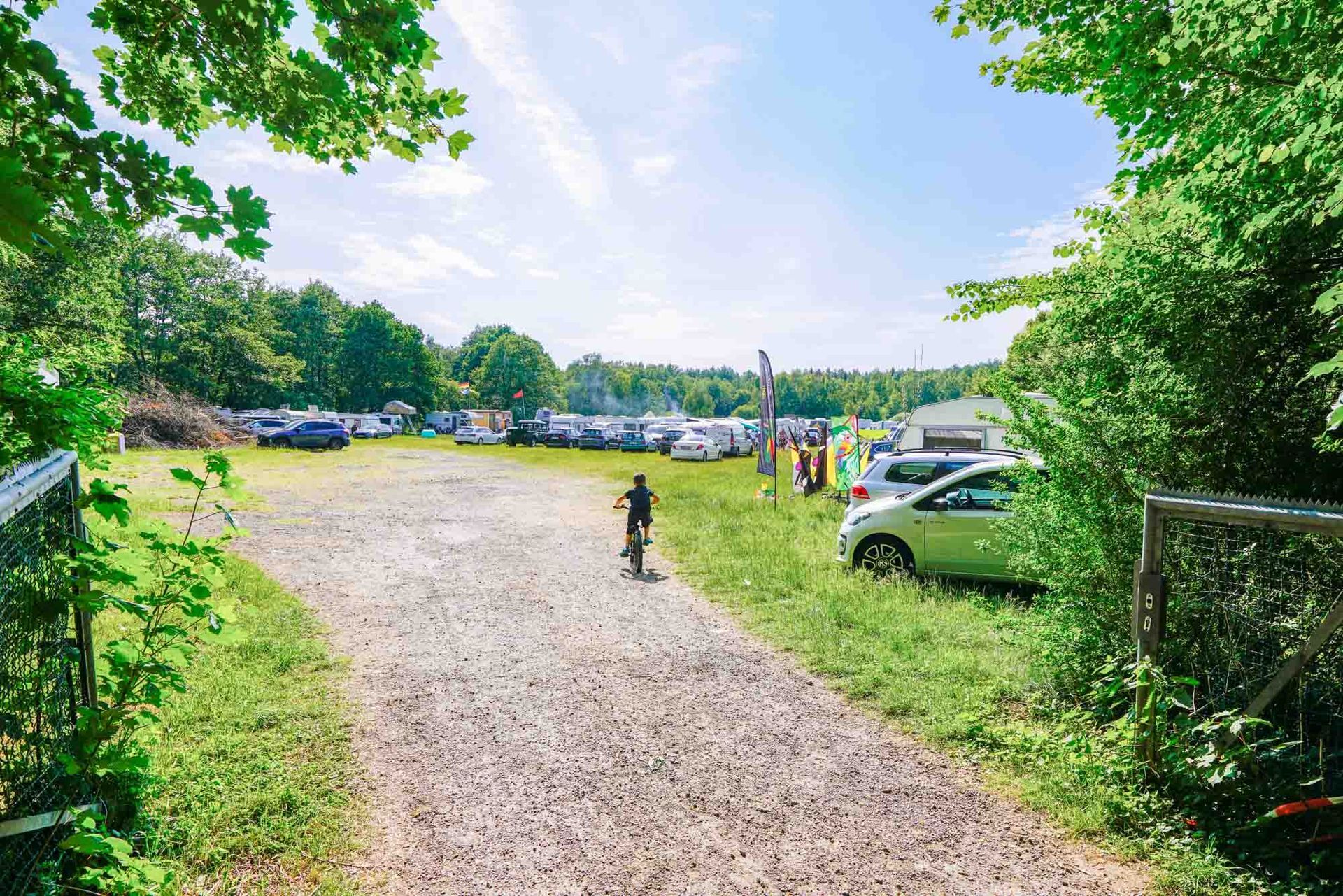 Ein Junge fährt auf einem Fahrrad am Campingplatz