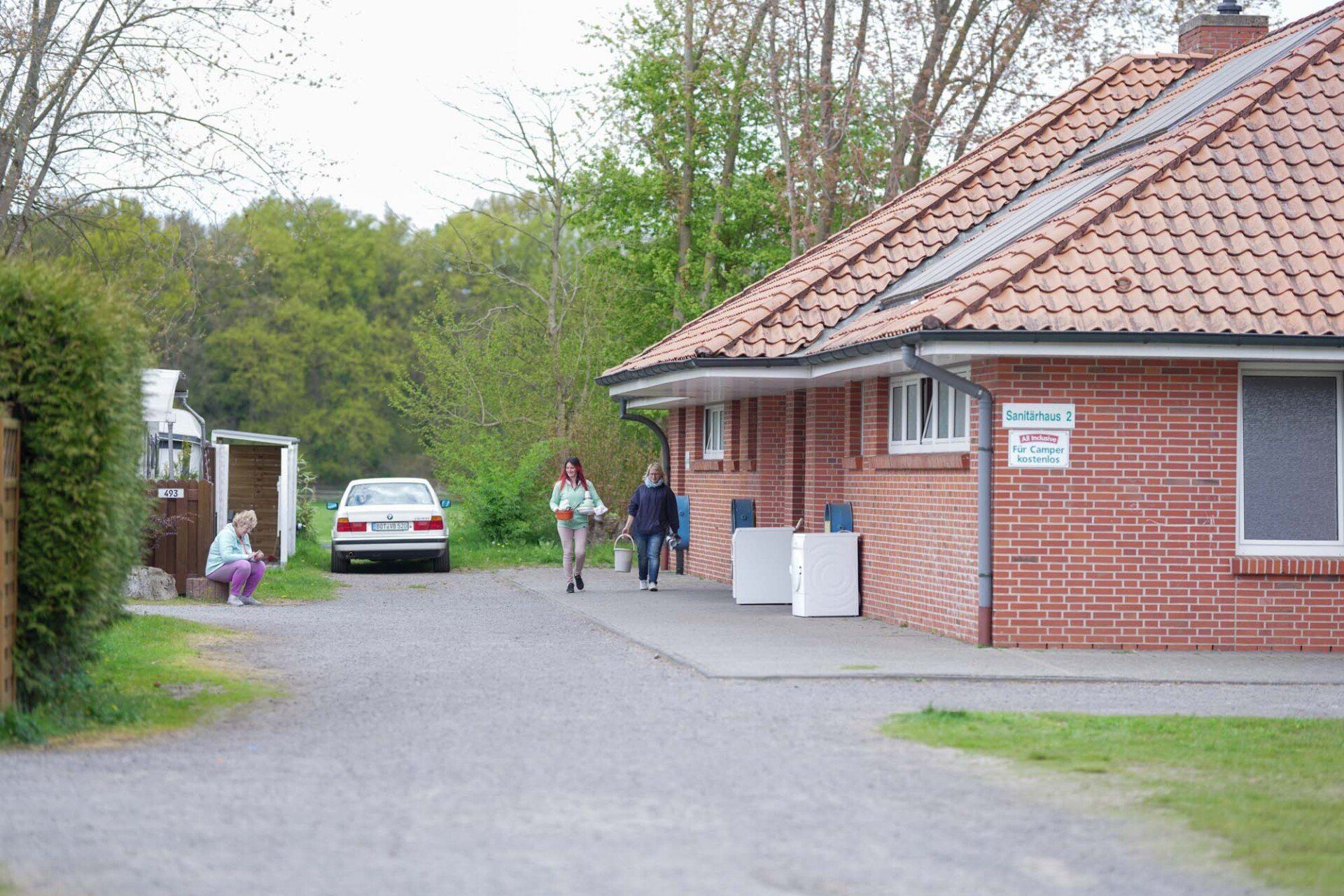 Sanitärhaus von außen mit Gästen