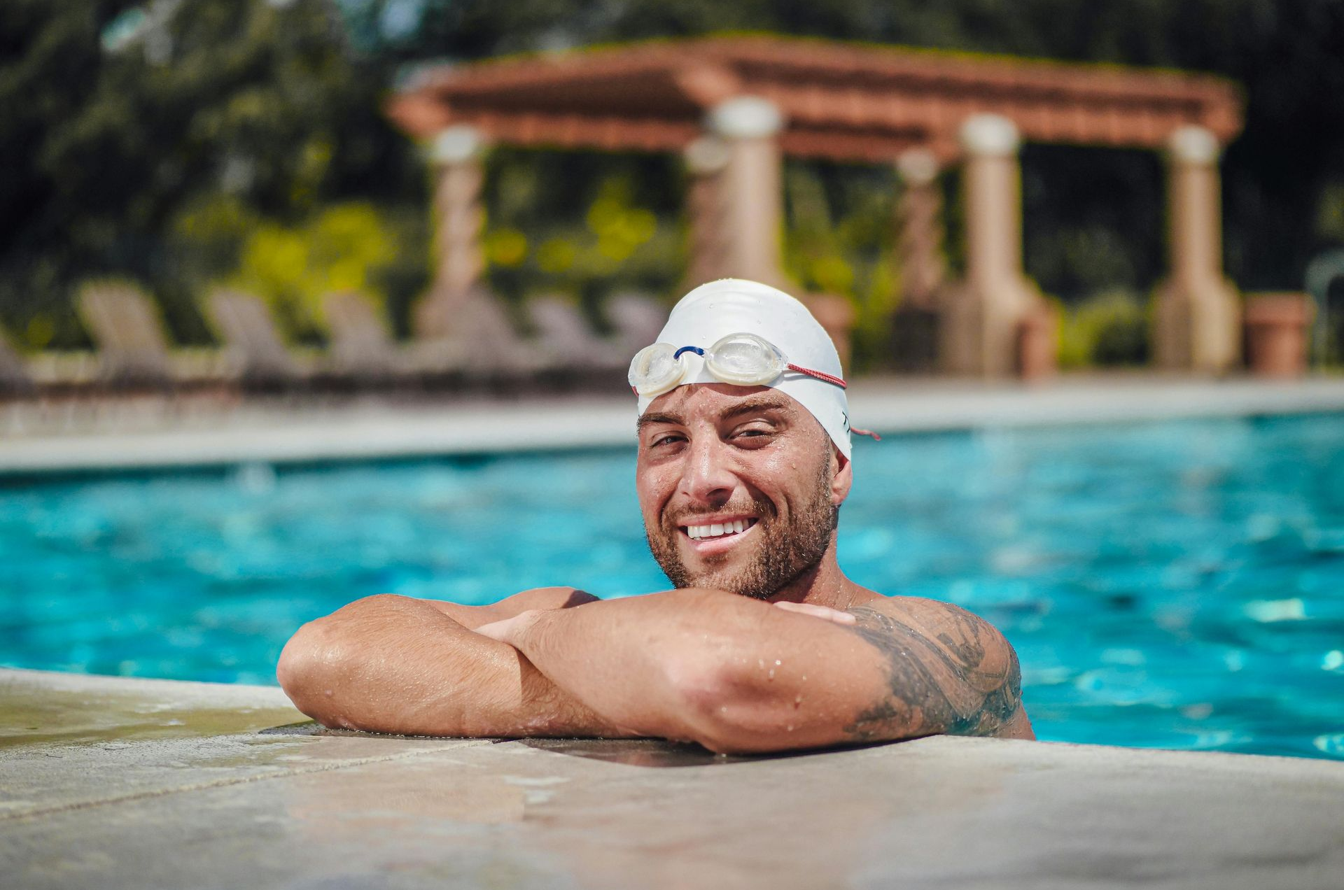 Freibad mit einem Mann am Beckenrand