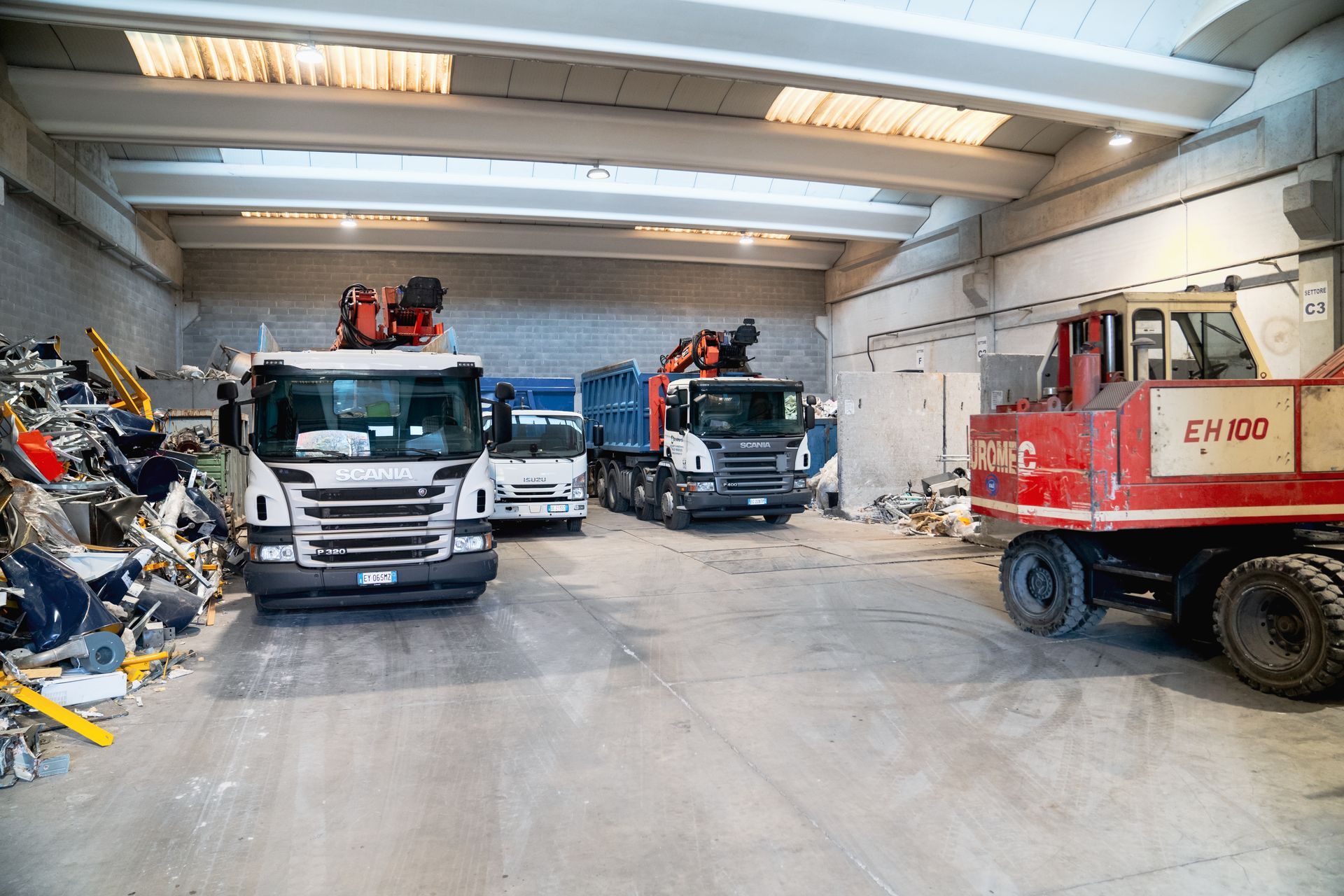 Camion parcheggiati in un magazzino per il riciclaggio