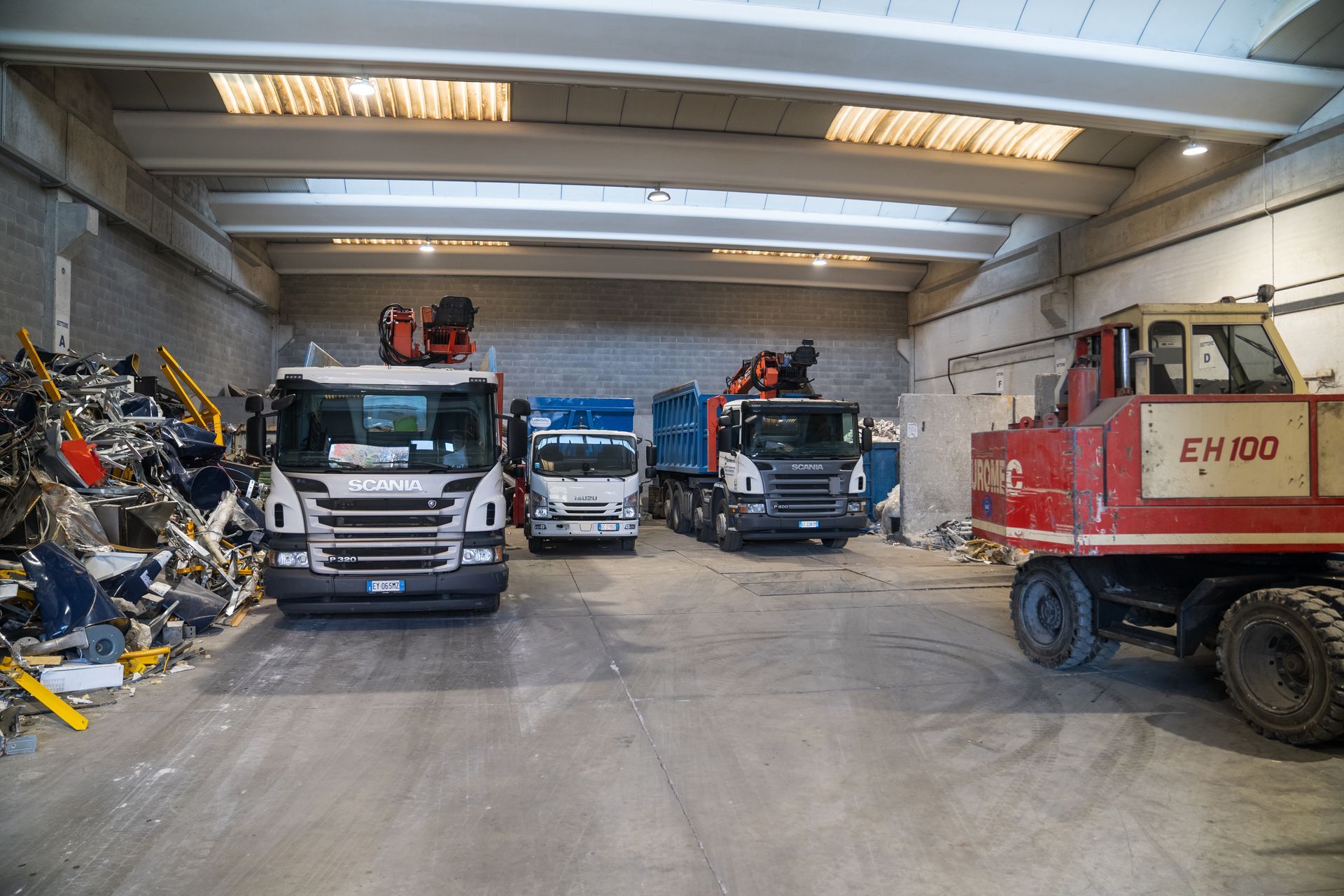 Camion parcheggiati all'interno di un edificio in cemento