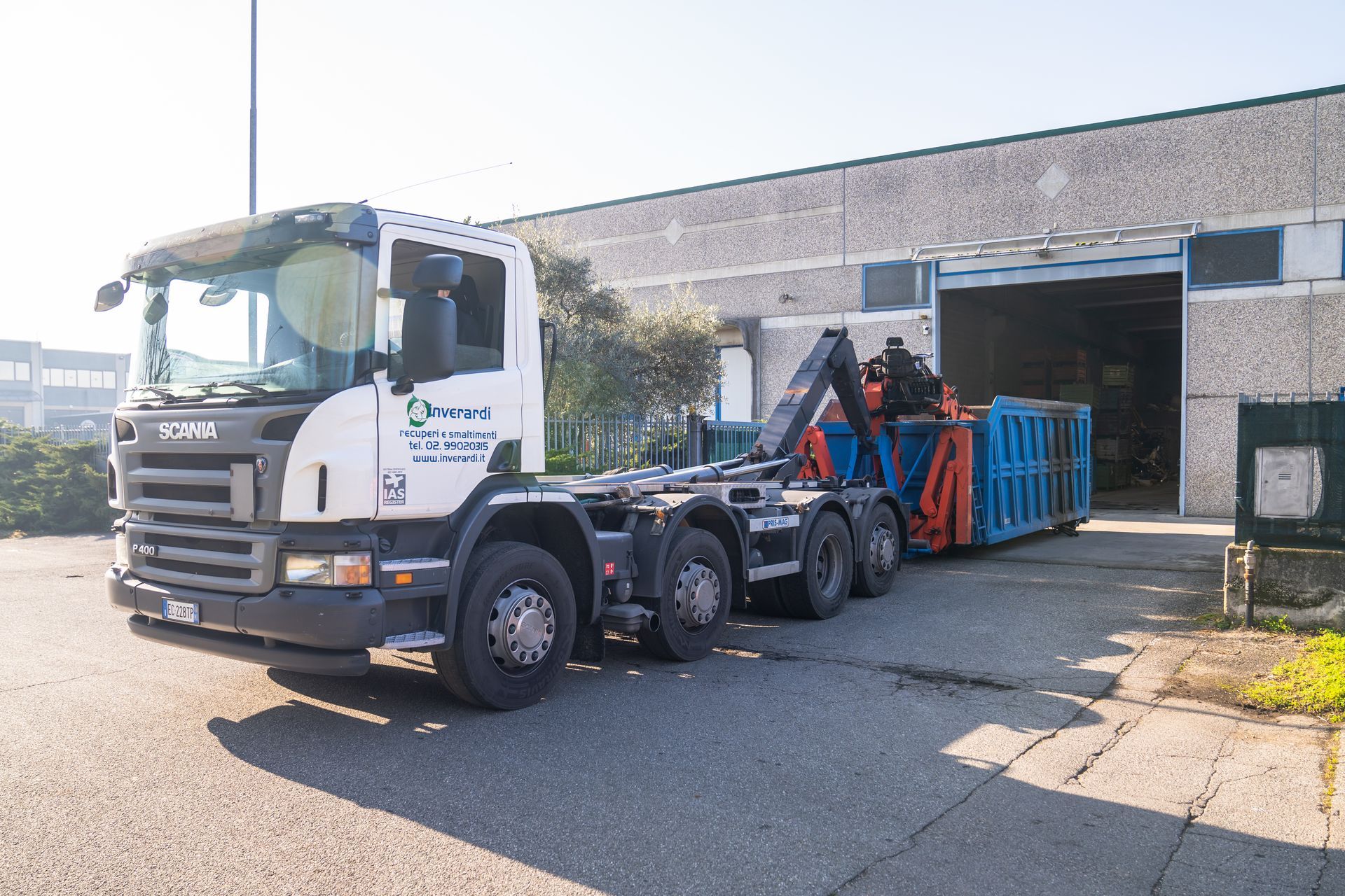 Camion Scania bianco con un cassonetto blu