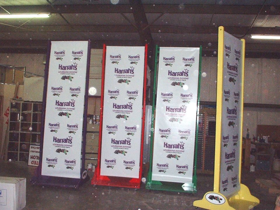 A bunch of signs that say hannah 's on them